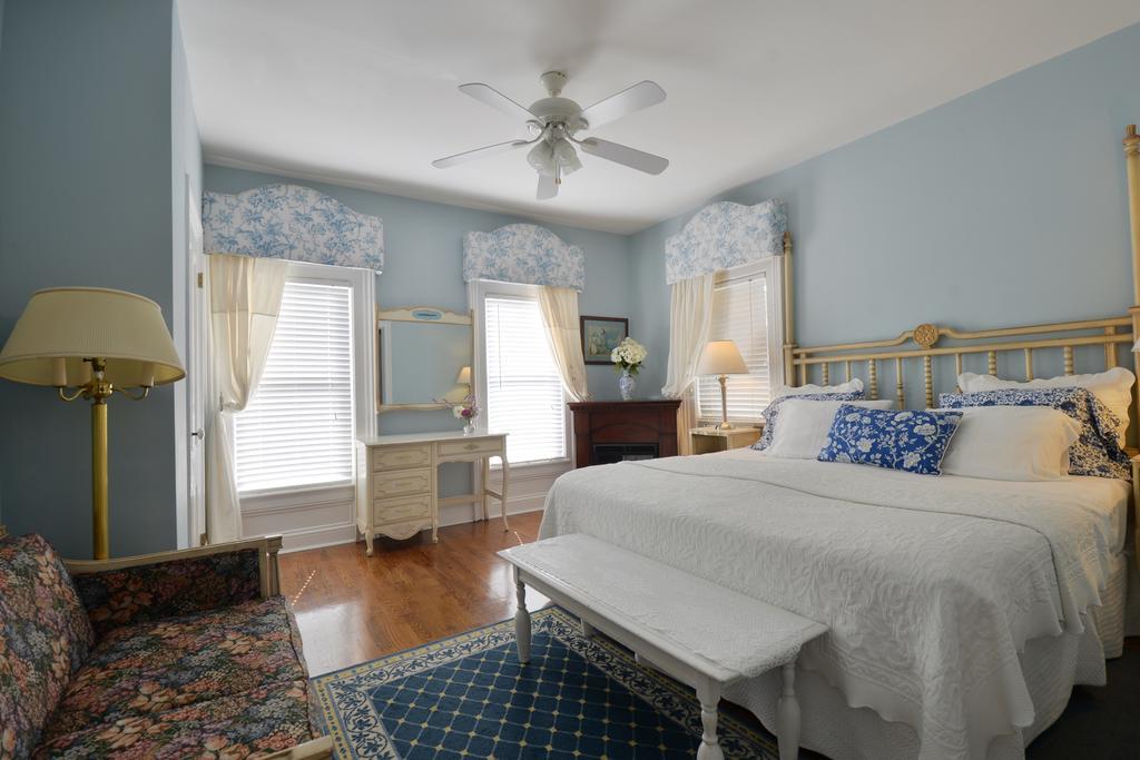 Quintessentials Bed And Breakfast And Spa East Marion Exterior foto