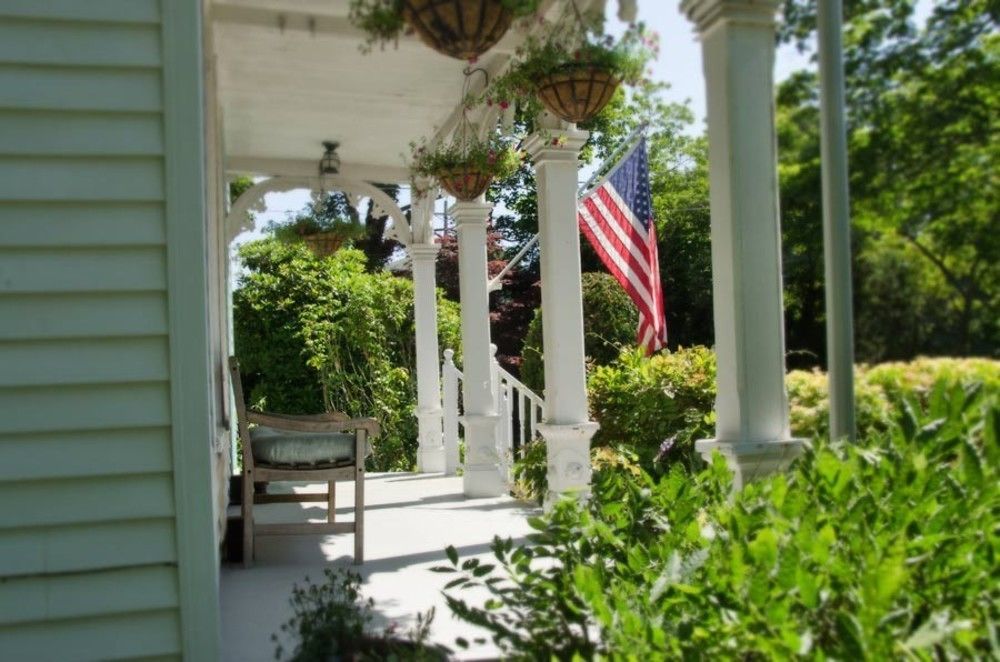 Quintessentials Bed And Breakfast And Spa East Marion Exterior foto